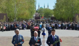 Сотни павлодарцев возложили цветы к обелиску Славы