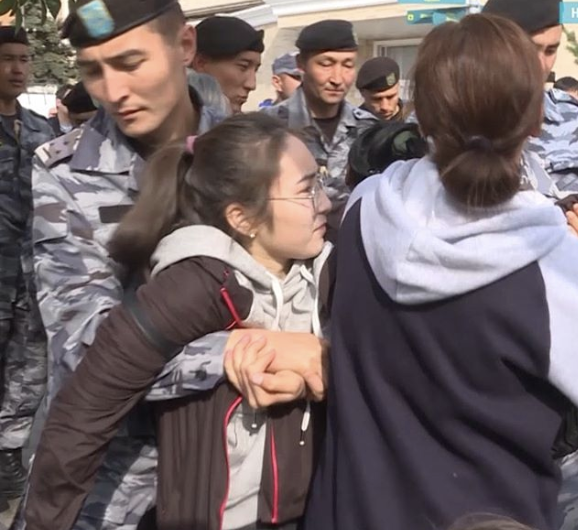 В департаменте полиции столицы прокомментировали видео с задержанием якобы несовершеннолетней девушки, которую защищает мать