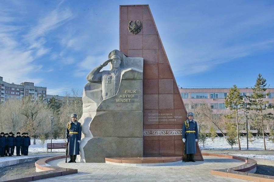 Павлодар батыра. Памятники Павлодара. Памятник погибшим в Казахстане. Павлодар достопримечательности. Исторические памятники Павлодара.