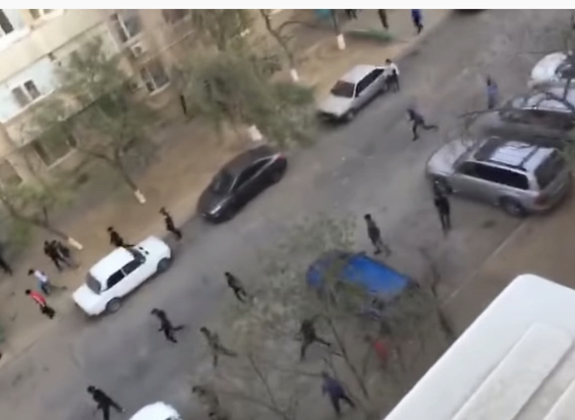 Массовую драку c перестрелкой в Актау засняли на видео
