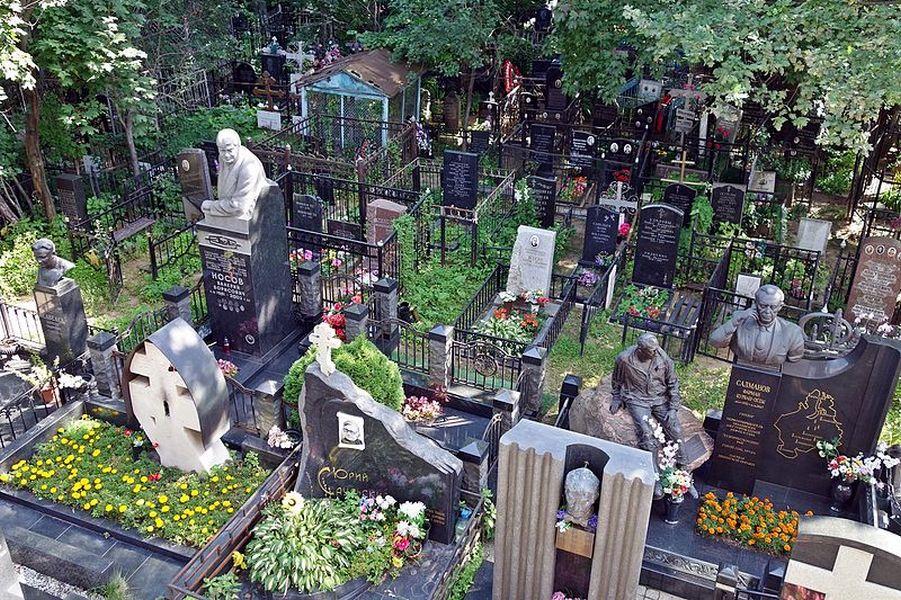 Аким Павлодара сообщил о том, что на кладбище горожане могут поехать на личном транспорте