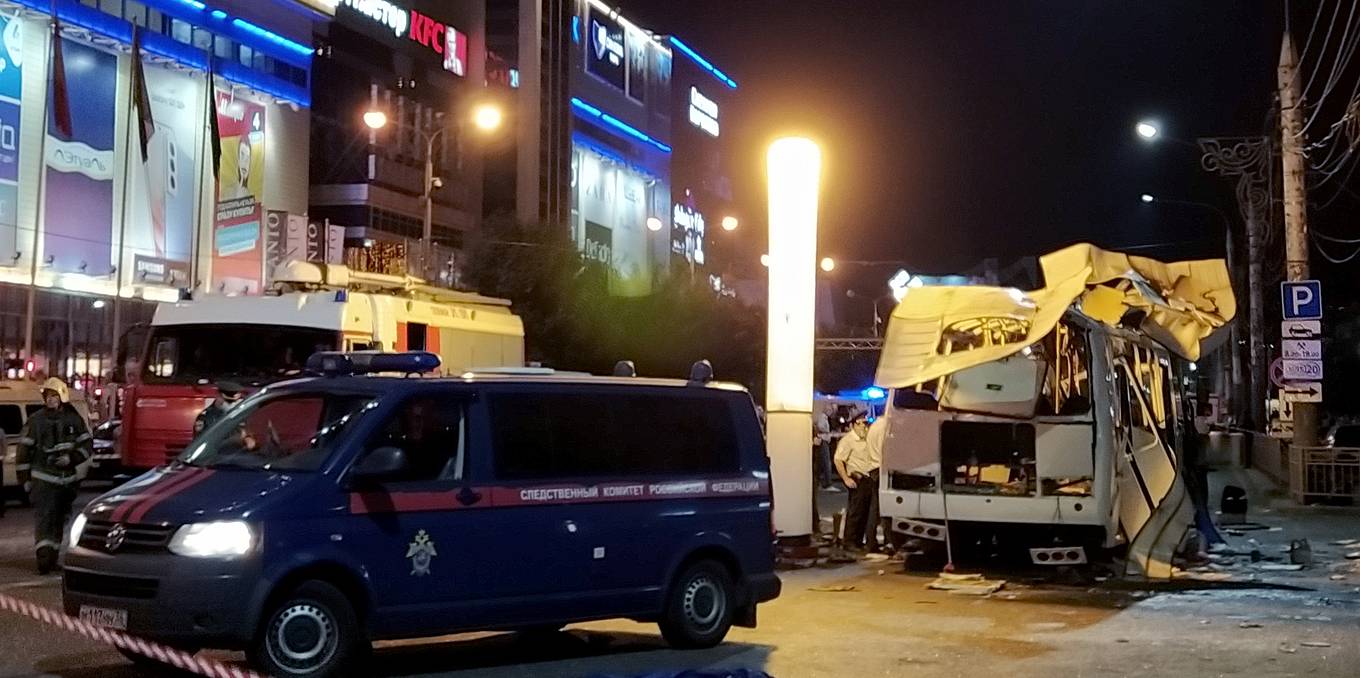 Взрыв автобуса с пассажирами попал на видео в российском Воронеже