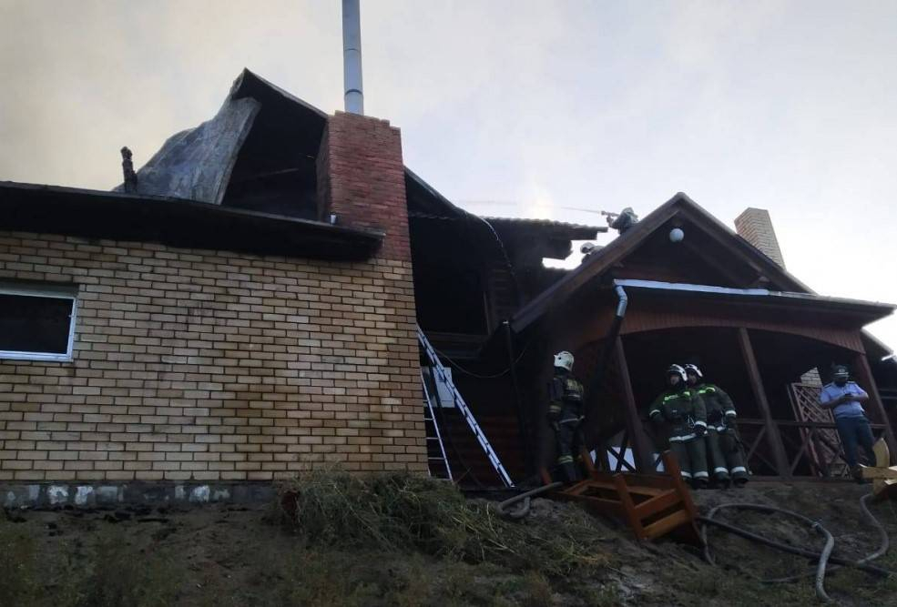 Предварительно причиной возгорания в комплексе Усадьба называют короткое замыкание