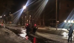 В Павлодаре перекрыто автомобильное движение по улице Катаева из-за протечки воды