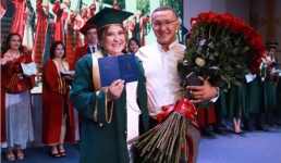 Павлодарка приняла предложение о замужестве на вручении дипломов