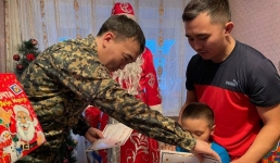 Павлодарские нацгвардейцы раздали подарки детям