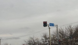 В Актау на одном из перекрестков установили дополнительный светофор