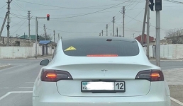Tesla  на газу: фото электромобиля со знаком «GAS» позабавило жителей Актау