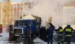 В Павлодаре загорелся грузовик коммунальной службы