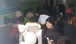 Тернистый путь к знаниям! Давку и столпотворение детей на входе в школу в Актау сняли на видео
