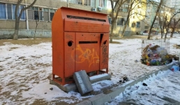 Жители Актау пожаловались на состояние контейнеров для ламп и батареек