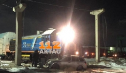 В пригороде Актау тепловоз столкнулся с автомобилем
