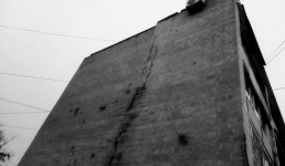 Расходится по швам: жителям Актау предложили взять кредит на ремонт дома