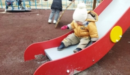 Детская площадка в Актау «рассыпается» спустя месяц после установки