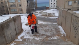 Акимат: в Актау дороги засыпали смесью песка и соли