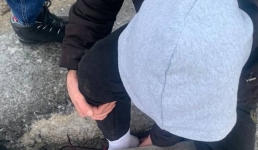 В Актау у мужчины нога застряла в поврежденной ливневой канализации