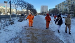 В Актау ведутся работы по засыпке внутримикрорайонных дорог песком и солью