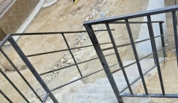 «Электрические поручни»: бьющую током лестницу опасаются жители Актау