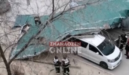 Из-за сильного ветра повредились три автомобиля в Жанаозене