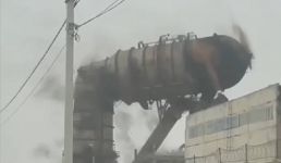 Момент обрушения башни с нефтяными отходами в Мангистау попал на видео