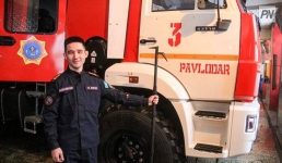 Пожарный блогер из России подарил павлодарскому огнеборцу «чудо-оружие»