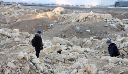 Опасные игры: участок под стройку не огородили в Актау