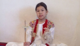 В селе Жармыш живёт маленькая мастерица по прядению шерсти