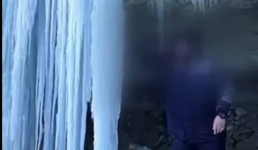 Мужчина разрушил ледяные сталактиты в каньоне Тамшалы в Мангистау