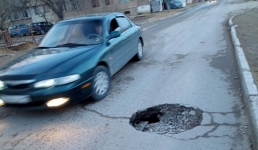 Провала асфальта опасаются водители в Актау