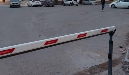 Пожарные Актау пожаловались акиму на шлагбаумы и заборы во дворах домов