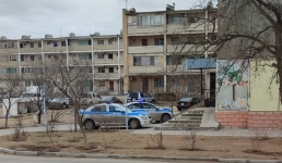 Голый мужчина читал книгу в одном из дворов Актау