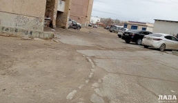 «Дорожки как после бомбежки» - жители Актау жалуются на внутримикрорайонные дороги