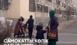 В Актау автомобиль сбил электросамокат с двумя людьми