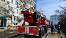 Пригорела еда: момент спасательной операции в 12 микрорайоне Актау попал на видео