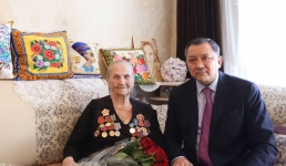 Аким Мангистау поздравил ветерана ВОВ и заслуженного педагога по случаю Дня благодарности