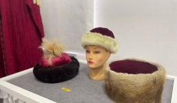 Боятся света: в Павлодаре впервые выставили вековые головные уборы