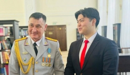 Павлодарские студенты поблагодарили полицейских за спасение