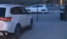 Очередная преграда для проезда «Скорой»: у жилого комплекса в Актау установили ворота и шлагбаум