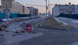 Яма на автодороге месяц доставляла неудобства водителям в Актау