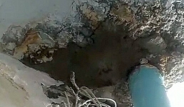 Обваливается бетон: сколько еще ждать ремонта кровли жильцам пятиэтажки в Актау