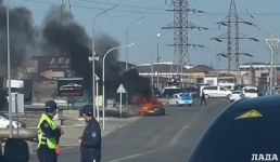 «Легковушка» полыхала на дороге в Актау: водитель получил ожоги