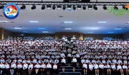 Хор из 500 школьников Актау исполнил песню для мам в честь праздника