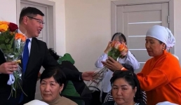 Аким Актау поздравил сотрудниц коммунальной сферы с праздником