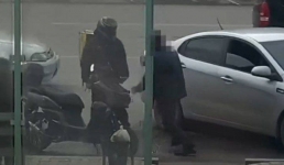 Водитель и курьер устроили разборки на автобусной остановке в Актау