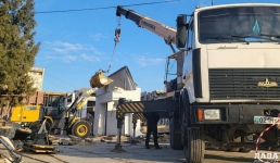 Вовремя спохватились: часть крыши магазина едва не обрушилась в Актау