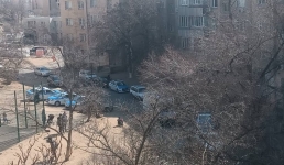 Жителей 14 микрорайона Актау встревожило скопление полицейских во дворе 40 дома