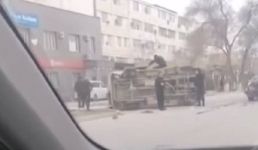 Инкассаторская машина перевернулась в результате аварии в Жанаозене