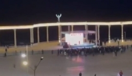 Роза Рымбаева выступила на набережной Актау вопреки штормовому ветру