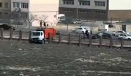 Грузовик протаранил забор в Актау. ВИДЕО