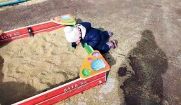 Почему детскую площадку в Актау восстановили частично